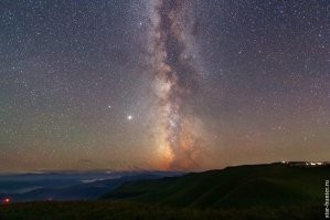 И это со световым загрязнением 

Оборудование:
-объектив Canon EF-S 10-22 mm f/3.5-4.5 USM

-камера Canon 550Da

-монтировка Sky-Watcher AZ-GTi

2 кадра по 300 секунд, ISO 1600.

Место съемки: Карачаево-Черкесская Республика, плато Шаджатмаз.