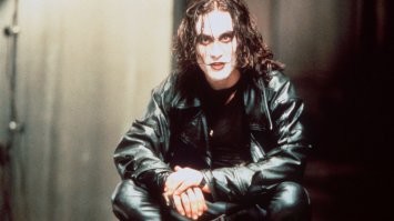 Съёмки фильма начались 1 февраля 1993 в Уилмингтоне, и в этот же день Брэндону исполнилось 28 лет. 31 марта, в первом часу ночи (00:30), при съёмке одной из сцен, где в главного героя стреляют из пистолета, Брэндон был ранен в живот. Стрелял из револьвера 44 калибра актёр Майкл Масси, который играл одного из злодеев (Фанбой). Застрявшая в стволе заглушка не была замечена членами съёмочной группы и вылетела при выстреле холостым патроном. В результате она пробила живот Брэндона Ли и застряла в позвоночнике, вызвав обширное кровоизлияние. Спустя 12 часов он скончался в больнице в Уилмингтоне, Северная Каролина.

Врачи констатировали смерть Брэндона Ли 31 марта 1993 года, в 13 часов 3 минуты, от непрекращающегося кровоизлияния. Хирург Макмарри тщетно пытался остановить кровотечение   после долгой пятичасовой операции ситуация не улучшилась. Позже хирург сказал: «Была слишком сильная потеря крови. Кровь не свёртывалась. Она сочилась отовсюду». По мнению медиков, если бы актёра и смогли спасти, то, вероятнее всего, он бы на всю жизнь остался парализованным.

Брэндон умер за семнадцать дней до собственной свадьбы. Он и Элиза Хаттон уже были обручены и должны были пожениться сразу же после окончания съёмок   17 апреля 1993 года в Мехико.