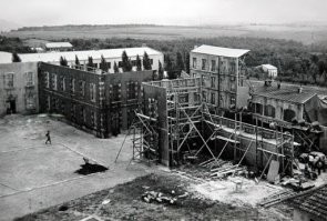Технология не новая вобще. 40 лет назад я работал на каникулах  в Авала филме .Очен хотел мотоцикл себе приобрести а родители не хотели мне купит "смерт" и сказали иди работай и купи себе сам .Так я и попал в киноиндустрию.
Ещё  тогда  там на Авала филме строили городские квартали из пенополистирола и деревяних балок .Потом На ету форму клеитса матерял от которого делают джинси . После 24 часа когда клей застинет наносят штукатурку и красят в желаний  цвет .
Снимают филм и уходят а реквизити ( здания , скулптури и осталное )остаётса тут .Некоторие реквизити хранятса на будующее а некоторие сразу уничтожают . Я Вам могу сказат что такие реквизити могут сохранятса и 20 лет на откритом просторе.
На пример, вес средневековий замок после снятия италианского филма переделали в дискотеку которая работала 20 лет пока там некоторие части етого замка не пришли в негодност . Как Ви и сами понимаете внутри таких замков били и домики и 
ринок и магазини и казарми. Всё ето делалос из пенополистирола и обрабативалос по вперёд написаной процедуре .Я знаю что люди которие такое не видели своими глазами и не пощупали  готов такой домик скептически относятса к тому.Однаждий даже троянского коня так сорудили и у его помещалос 20 взрослих мужиках которие много раз залезали и вилезали из его .Вот я Вам тут кину несколко фотографии с такими зданиями , скулптурами животних и улицами. В нормалних погодних условях ето может долго просуществоват . Думаю что не может пережит шторм с силним ветром .Я ещё не видел способа бистрее построит дом.Когда работал там шли слухи что некоторие режисёри и актёри себе таким способом строили дачи. Всё ето художники строят в ангаре , разбирают по частям и соружают потом где надо .На фотке на Украине ясно видно что церков там собрали а  на другом месте делали её части  . Такое здание пожароопасно . Если поджеч , згорит за пару минут . Акустика внутри плохая и все шуми снаружи слишни внутри .Какбудто на улице сидиш . И что ми имеем тут на конце? Президент Украини несчастний Зеленски встречалса с такими технологиями на работе и решил 
ету технологию продвинут в народ .Комуто из церковних главарей ето показалос приемлимим и вот что получилос . Посмотрим как такая технология будет вести себя на протежение времени .