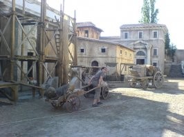 Технология не новая вобще. 40 лет назад я работал на каникулах  в Авала филме .Очен хотел мотоцикл себе приобрести а родители не хотели мне купит "смерт" и сказали иди работай и купи себе сам .Так я и попал в киноиндустрию.
Ещё  тогда  там на Авала филме строили городские квартали из пенополистирола и деревяних балок .Потом На ету форму клеитса матерял от которого делают джинси . После 24 часа когда клей застинет наносят штукатурку и красят в желаний  цвет .
Снимают филм и уходят а реквизити ( здания , скулптури и осталное )остаётса тут .Некоторие реквизити хранятса на будующее а некоторие сразу уничтожают . Я Вам могу сказат что такие реквизити могут сохранятса и 20 лет на откритом просторе.
На пример, вес средневековий замок после снятия италианского филма переделали в дискотеку которая работала 20 лет пока там некоторие части етого замка не пришли в негодност . Как Ви и сами понимаете внутри таких замков били и домики и 
ринок и магазини и казарми. Всё ето делалос из пенополистирола и обрабативалос по вперёд написаной процедуре .Я знаю что люди которие такое не видели своими глазами и не пощупали  готов такой домик скептически относятса к тому.Однаждий даже троянского коня так сорудили и у его помещалос 20 взрослих мужиках которие много раз залезали и вилезали из его .Вот я Вам тут кину несколко фотографии с такими зданиями , скулптурами животних и улицами. В нормалних погодних условях ето может долго просуществоват . Думаю что не может пережит шторм с силним ветром .Я ещё не видел способа бистрее построит дом.Когда работал там шли слухи что некоторие режисёри и актёри себе таким способом строили дачи. Всё ето художники строят в ангаре , разбирают по частям и соружают потом где надо .На фотке на Украине ясно видно что церков там собрали а  на другом месте делали её части  . Такое здание пожароопасно . Если поджеч , згорит за пару минут . Акустика внутри плохая и все шуми снаружи слишни внутри .Какбудто на улице сидиш . И что ми имеем тут на конце? Президент Украини несчастний Зеленски встречалса с такими технологиями на работе и решил 
ету технологию продвинут в народ .Комуто из церковних главарей ето показалос приемлимим и вот что получилос . Посмотрим как такая технология будет вести себя на протежение времени .