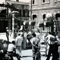 Технология не новая вобще. 40 лет назад я работал на каникулах  в Авала филме .Очен хотел мотоцикл себе приобрести а родители не хотели мне купит "смерт" и сказали иди работай и купи себе сам .Так я и попал в киноиндустрию.
Ещё  тогда  там на Авала филме строили городские квартали из пенополистирола и деревяних балок .Потом На ету форму клеитса матерял от которого делают джинси . После 24 часа когда клей застинет наносят штукатурку и красят в желаний  цвет .
Снимают филм и уходят а реквизити ( здания , скулптури и осталное )остаётса тут .Некоторие реквизити хранятса на будующее а некоторие сразу уничтожают . Я Вам могу сказат что такие реквизити могут сохранятса и 20 лет на откритом просторе.
На пример, вес средневековий замок после снятия италианского филма переделали в дискотеку которая работала 20 лет пока там некоторие части етого замка не пришли в негодност . Как Ви и сами понимаете внутри таких замков били и домики и 
ринок и магазини и казарми. Всё ето делалос из пенополистирола и обрабативалос по вперёд написаной процедуре .Я знаю что люди которие такое не видели своими глазами и не пощупали  готов такой домик скептически относятса к тому.Однаждий даже троянского коня так сорудили и у его помещалос 20 взрослих мужиках которие много раз залезали и вилезали из его .Вот я Вам тут кину несколко фотографии с такими зданиями , скулптурами животних и улицами. В нормалних погодних условях ето может долго просуществоват . Думаю что не может пережит шторм с силним ветром .Я ещё не видел способа бистрее построит дом.Когда работал там шли слухи что некоторие режисёри и актёри себе таким способом строили дачи. Всё ето художники строят в ангаре , разбирают по частям и соружают потом где надо .На фотке на Украине ясно видно что церков там собрали а  на другом месте делали её части  . Такое здание пожароопасно . Если поджеч , згорит за пару минут . Акустика внутри плохая и все шуми снаружи слишни внутри .Какбудто на улице сидиш . И что ми имеем тут на конце? Президент Украини несчастний Зеленски встречалса с такими технологиями на работе и решил 
ету технологию продвинут в народ .Комуто из церковних главарей ето показалос приемлимим и вот что получилос . Посмотрим как такая технология будет вести себя на протежение времени .