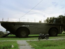 Полноприводные амфибии LARC LX стояли на вооружении армии США вплоть до 2001 года и участвовали в реальных боевых действиях. Габариты машины: длина – 19,1 метра, ширина – 8,1 метра, высота – 5,9 метра, дорожный просвет – почти метр (90 см). Масса – 100 тонн, еще столько же груза он может брать на борт. На платформе могут разместиться до 200 человек. 
Машина оснащена четырьмя дизельными двигателями GMC мощностью 265 л.с. Ее максимальная скорость на суше – 32 км/ч, на воде – 12 км/ч. Запас хода достигает достигает 240 км по суше и 120 км по воде.