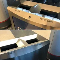 "Одна и та же урна для раздельного сбора мусора с двух сторон".

Современные мусороперерабарывающие заводы разделяют мусор автоматически, в раздельных урнах больше нет необходимости. Это только усложняет у удорожает сбор мусора.
Урна осталась с тех времен, когда раздельный сбор имел смысл.