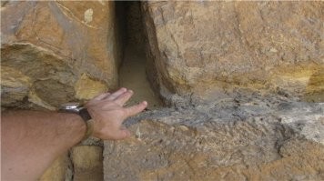 В некоторые щели между блоками можно просунуть не только лезвие, но и голову таких вот любителей "высоких технологий древности". Голова, вероятно, там застрянет, но ей там самое место будет.