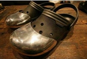 В Австралии строители, когда идут на строй-площадку, обязаны иметь обувь со стальным носком - still-toe. Если со строителем что-либо случится во время работы и окажется, что обувь была не still-toe, то страховая не будет платить ему никаких выплат за происшествие. 
Кроксы со стальным носком - это просто выход из положения, когда приходится работать в жару, а настоящие строительные ботинки надевать совсем не хочется.