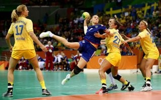 а, почему тогда в обычном гандболе даже трусселя можно?!