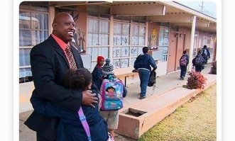 тут все ясно, в обезьянии кто сильней то и директор