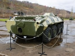 Да. БТР с винтом. Фото БТР с открытой кормовой заслонкой защищающий винт (винт виден в тоннеле)