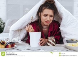 Я видел как девушки к глубокой депрессии (после разрыва отношений с парнем, после развода), начинали хаотично жрать всё подряд. Страшное зрелище похожее на булимию.