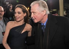 Анджелина Джоли и её отец Джон Войт.
Да в Голливуде большинство звёзд - родственники.  Или бывшие мужья, жёны, любовники..