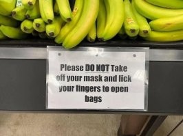 "Пожалуйста, не снимайте маску, чтобы облизать пальцы и открыть пакет"

Учи английский и не пиши глупости.
Перевод - «Пожалуйста, не снимайте маску и не облизывайте пальцы чтоб открыть пакет».