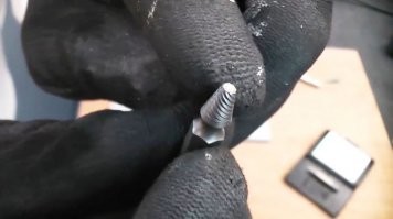 Тоже мне проблема. Уже давно продаются инструменты для выкручивания подобных винтов и просто винтов с сорванными шлицами. Например: 1. специальная бита, 2. экстрактор, на худой конец- сверло с левым винтом и ещё куча способов.