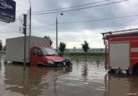 Для тупого юмориста объясняю, что в цивилизованной Еуропе чаще всего нет специализированных подразделений МЧС, как у нас. Поэтому в случае наводнений и прочих катаклизмов именно пожарные (+волонтеры и войска) выполняют функции по спасению местного народонаселения.