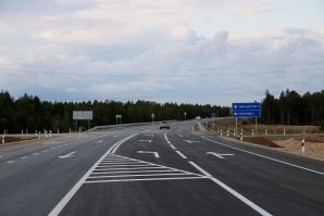 Зачем врать то? 
Так глупо жалко и натужно это выглядит, когда вы дрочите на фотки 15-20 летней давности... 

Продолжаете в 100500-ый раз выкладывать это давно устаревшее и обсосанное уже всеми фото...
Прям жаль вас русофобы и украинствующие бывшие Русские.

Хотя да, сей час на этом месте действительно есть федеральная дорога А360 «Лена» и выглядит она вот так: