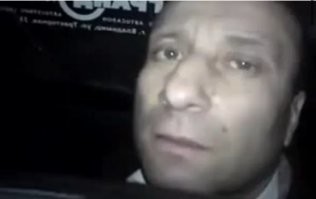 Парень оттопырился, устроив пикник на верхушке ротонды "дома под юбкой", на Тверской, 17