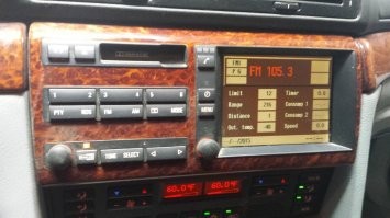 Вот этот монитор в машине, вряд ли был установлен с завода. Это навигационная система Mark4 которая ставилась в рестайловые пятёрки от 2001 года и в X5. В 38 устанавливались только старые версии MK2 c маленьким экраном. То есть, это уже сильно более современный комплект дооснащения.