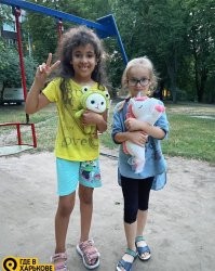 "Помните видео про курьера Бубакара, которому коллеги подарили новый велосипед, потому что он ездил на велике своеи  дочери?     

Неравнодушные харьковчане создали чат в телеграме , скинулись деньгами и купили парню сертификаты на одежду, а дочери (7 лет) сладости и игрушки. Также парню подарили новыи  телефон для работы, старый сильно глючил и было сложно принимать заказы. 
 
На первом фото Бубакар и его дочь Эвелина. А на втором Эвелина со своеи  подругои ."