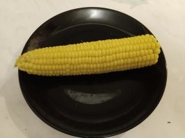 Эта же деревянная. Вот сфоткал сегодняшнюю, один початок не доели: