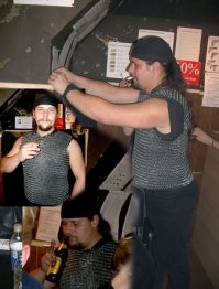 Я, в первой половине двухтысячных, тоже длинные волосы носил. 
Но, что-то ко мне никто не придерался...