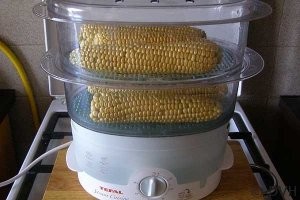 Из кукурузы ничего не вытягивает в воду - пароварка...