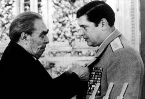 «Однажды на дачу к Брежневу приехал его зять, полковник МВД по фамилии Чурбанов.»
Не знал Юрий Михайлович, что о нём когда-то так скажут
В те времена фамилия эта была у всех на слуху. Говорили: «Не имей сто баранов, а женись, как Чурбанов» Дорос до первого зама министра МВД СССР и звания генерал-полковник. В 1988 году лишён всех наград и званий по приговору суда. Тогда было модно чморить тех, кому ещё недавно жопу лизали. Хотя.. Почему только тогда?