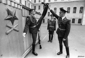 У военных вообще много смешного. Вот тут офицер учит клоуна, как правильно проветривать яйца.