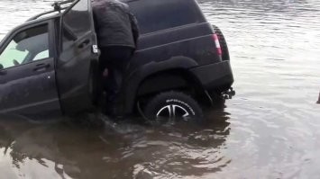 ...окромя болот и бродов.