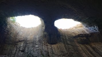 Красиво, конечно. Спасибо. Хотя много понастроили и очень красивые места превратились в бетонную помойку. У меня друзей из Нижнего Новгорода, домик на берегу моря купили, приезжают, когда имеют возможности. Про отношении России и Турции... Там все сложно.. Давайте, не будем про политику - она только отношения людей портить.
Ето пещера Проходната, а называют ети дыри в потолке Окната. Последные годы люди стали называют их "Глаза бога". 
И когда все ето закончится - добро пожаловать в Болгарии.