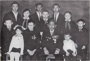 После войны работал честно, детей растил. И жена у него Мать-героиня!