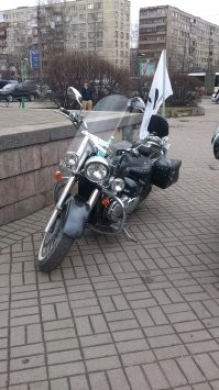 Вот ОН, МОТОЦИКЛ, крепко держится за землю матушку, урчит как довольный кот. Тяжесть металла даёт тебе уверенность, смотришь на мир с самого лучшего ракурса..  А то что здесь показано - пластиковая пердушка бездушная.