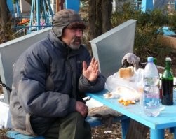 У нас на каждом кладбище таких скамеек умотаться.....  
И когда родственники умерших что то оставляют (конфетки, печеньки и пр.), то на следующий день это всё чудесным образом исчезает.