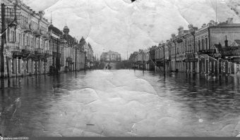 На фото музей ими Врубеля в Омске. его просто разливающийся Иртыш и Омь затапливали, вот и засыпало глиной с песком. 
На этом фото 1928 года менее масштабное разлитие Иртыша и Оми, здание с вашего фото осталось на горке. Но судя по уклону земли, разливы были и более масштабными, просто я не нашел нужной фотографии.