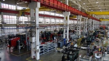 Это конечно все выглядит грустно, но проблема в том, что завод устарел, устарела продукция которая на нем выпускалась, руководство завода в 90-е думало только о том, как бы набить карманы, а ни развить и модернизировать производство, вот и получился закономерный итог - банкрот и разруха. Зато открываются новые заводы, где рукводство считает СВОИ деньги, а ни разграбляет свалившееся с небес наследие, и борется за рынок выпуская конкурентоспособную продукцию. Один из примеров - Ростсельмаш.