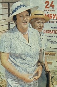 -Кто возьмет билетов пачку тот получит..
- водокаачку...
-...Распространите среди жильцов нашего ЖЭКа 
А если не будут брать -отключим газ 
Роль Нонны Мордюковой (управдом Плющ) в фильме "Бриллиантовая рука" тоже подходит под тему поста...