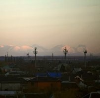 Да ладно? Я с балкона 6 этажа вижу горы, до которых по прямой, если верить картам, 136 км. Это фото сделано на телевик, на мобилке видно чуть хуже, но видно. Что я делаю не так?