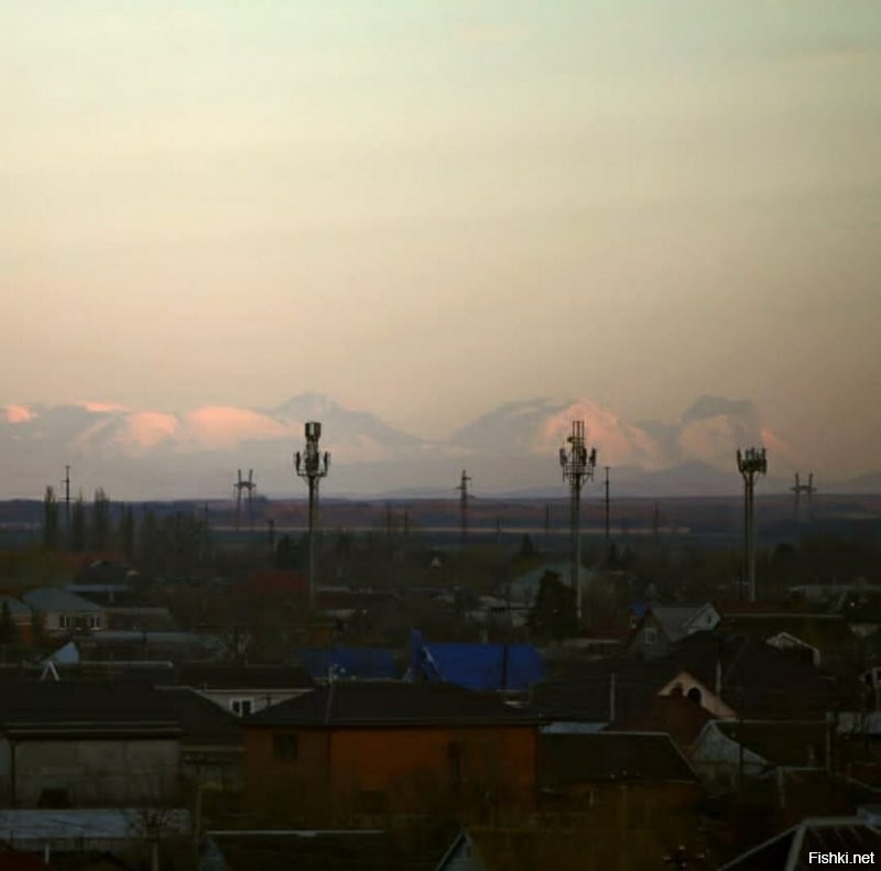 Да ладно? Я с балкона 6 этажа вижу горы, до которых по прямой, если верить картам, 136 км. Это фото сделано на телевик, на мобилке видно чуть хуже, но видно. Что я делаю не так?
