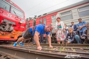 В Нижегородской области трактором оттаскивали горящий локомотив от цистерн с топливом