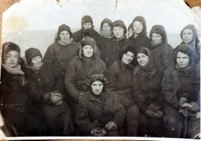 Почему то в посте не отображена довольно значительная категория носителей описанной одежды...