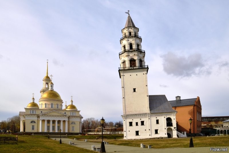 В России есть своя падающая башня.
Невьянская башня – построена в 1721 1725 с отклонением от вертикали вверху 2,2 метра. Высота башни составляет 57, 5 метров.
Причём наклон башни   это результат задумки зодчего.