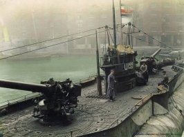 "Кайзеровская подводная лодка U155. Когда ее проектировали, почему-то меньше всего думали о том, что она должна двигаться и в погруженном состоянии".
Отвечу - на фото лодка U155 , переделанная под военные нужды из лодки U151 Deutschland.
Та, в свою очередь, проектировалась как подводное грузовое судно (построена в 1916 году) для обхода экономической блокады Британии. Надводное водоизмещение судна составляло 1575 тонн.
Лодка успешно справлялась с перевозкой грузов. И работало это так - лодка основной путь преодолевала в надводном состоянии. Если на горизонте показывался корабль - ныряла.
Затем ее передали военным.  И она из лодки U151 стала лодкой U155. На нее установили две пушки и торпедные аппараты.
И это "чемодан без ручки" участвовал в трёх успешных боевых походах, потопив 42 корабля неприятеля и серьёзно повредив один.
В 1918 году, был передан в рамках репарации англичанам, а те уже порезали его на металлолом в 1921 году...
Неплохо так отработал этот "непродуманный" корабль за два года...