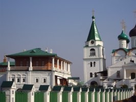 В Нижнем Новгороде, в Вознесенском Печерском монастыре тоже есть наклонившаяся колокольня