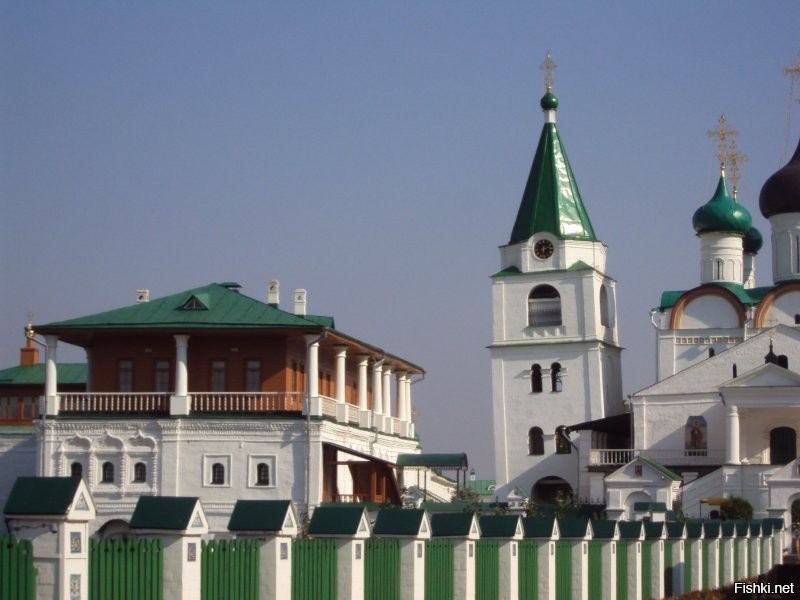 В Нижнем Новгороде, в Вознесенском Печерском монастыре тоже есть наклонившаяся колокольня