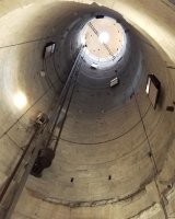 А где на снимке противовес, который от центра вверху до стенки внизу?