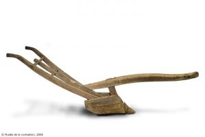 Двойная упряжка таких лошадей спокойно тянет плуг с четырьмя лемехами (С)
 Плуг только другой возьмите.  Там и одной хватит.