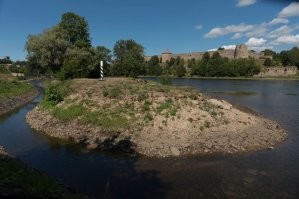 Нарва. Граница с Россией. Столб Эстонский, а за рекой уже Ивангород Россия