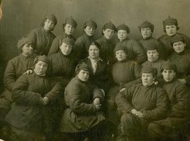 Повоевав с финскую, армия распрощались с буденновками в пользу ушанок, в которых поголовно воевали финны.