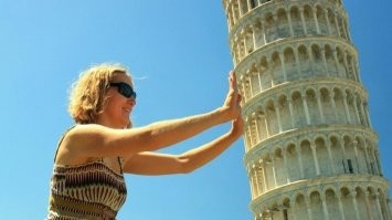 Все знают, почему не падает эта башня. Потому что её постоянно держат туристы. Например...