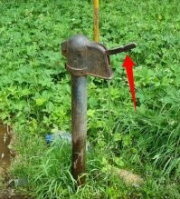 Такого плана помню. 
На выемку в ручке, ведро можно было повесить. 
Когда примерно 1/3-1/2 ведра наполнялось, ручку можно было уже не держать, вес ведра с водой удерживал. 

Калужская обл. и Подмосковье.