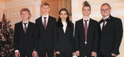 15 декабря, в Москве объявили имена победителей Международной распределенной олимпиады по физике IdPhO 2020. По итогам двух туров все члены российской сборной – Иван Харичкин, Максим Покровский, Татьяна Емельянова, Александр Зенькович и Иван Русских – завоевали золотые медали. В неофициальном командном медальном зачете Россия разделила первое место с командой из Китая. Всего в олимпиаде приняли участие более 200 школьников и студентов первых курсов из 45 стран мира.