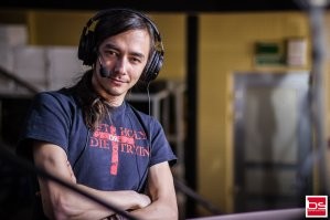 он очень похож на нашего замечательного музыканта аранжировщика Александра Зинкова. Кому интересно проютубте.